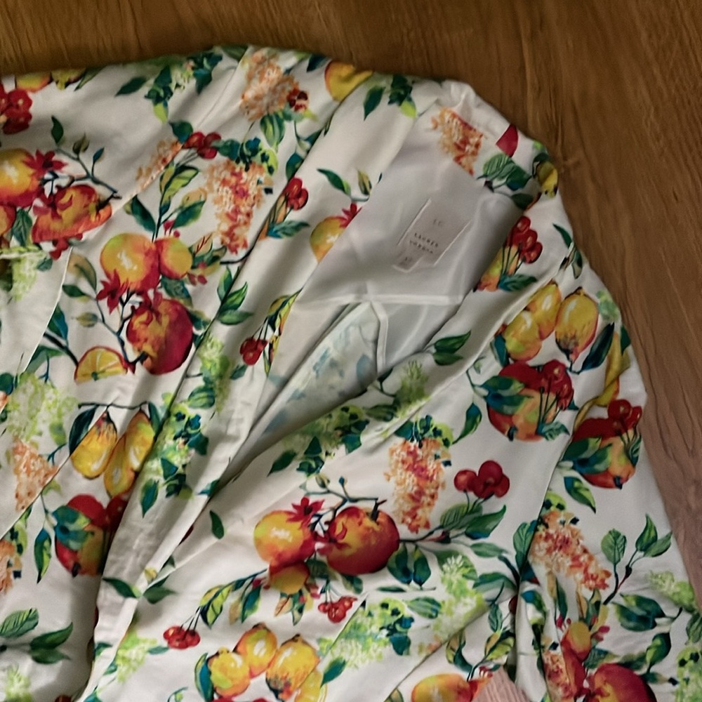Matching floral blazer and shorts - Picture 3 of 7
